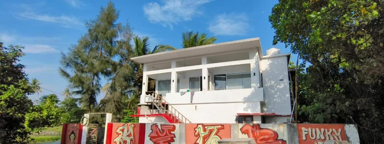 Funky Art Beach House Alappuzha Exterior foto